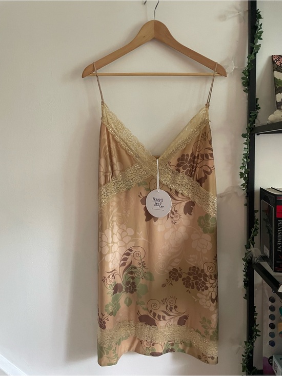 Princess Polly Dresses & Skirts - Princess Polly Fairy Grunge Whimsical Y2K Beige Floral Satin Lace Slip Dress 18